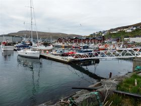 Småbåtshamn; orten är ett populärt ställe för nöjesfiskare (bla hälleflundra)