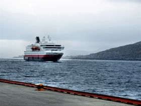 .....och där kommer den i regndiset; m/s Nordkapp