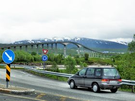 Uruselt väder; åker vidare med bilen; överbron till Kvalöya