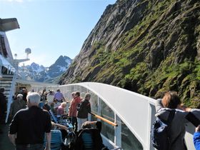 Båten bara någon meter från fjällväggen