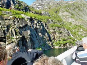Inne i fjorden vänder båten på litet utrymme