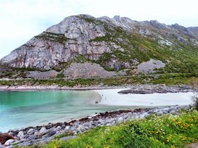 Fina badstränder på många håll på Lofoten; men ack så kallt vatten...