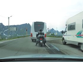 Broarna är ibland enfiliga med trafikljus