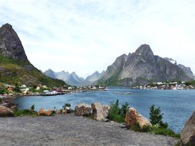 Byn Reine i bakgrunden