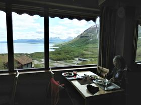 Utsikten från restaurangen på hotell Fjället; Lapporten i bakgrunden
