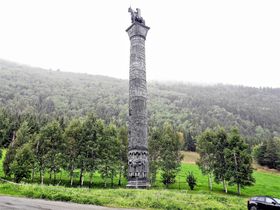 Sagasöyla; 33 m hög stenmonument som skall spegla norsk historia