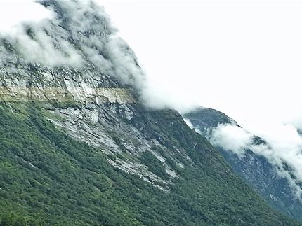 Utsikt mot Loenvatnet från Loen