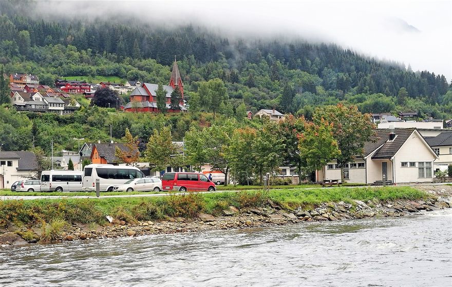 Sogndal med Stedje kyrka; en langkyrka i trä byggd 1867