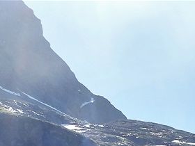 Strax börjar Trollstigen (skymtar som svaga ljusa streck till vänster)