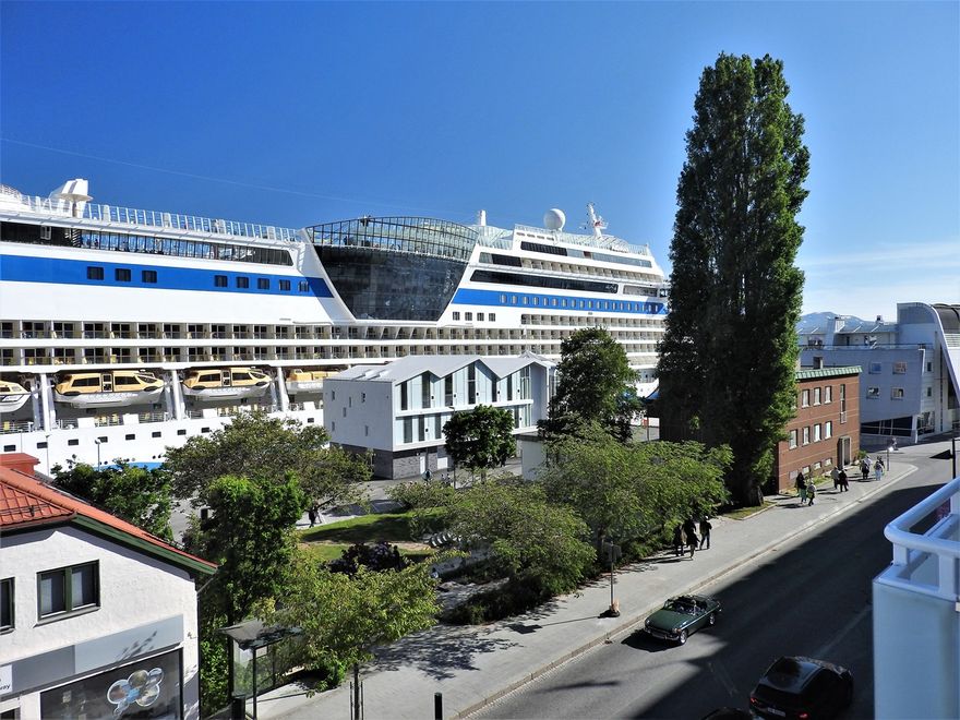 Utsikt från balkongen på hotellet i Molde; kryssningsfartyg vid kaj