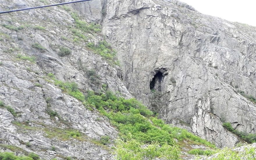 Allt av hålet som syns från vägen; hålet är 160 m långt, 35 m högt, 20 m brett