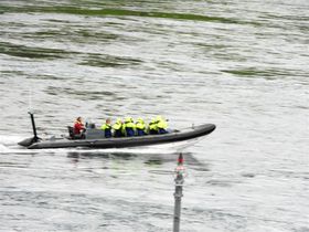 Utflyktsbåtar som tampas med tidvattenströmmarna