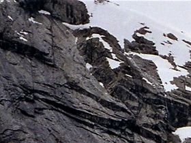 Båt mellan parkeringsplats och glaciären