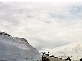 På väg mor Aurland vid Sognefjorden; sommarväg