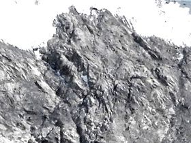 Närbild på området vid Gornerglaciären; strax till höger om mitten på bilden kan skönjas ett litet hus