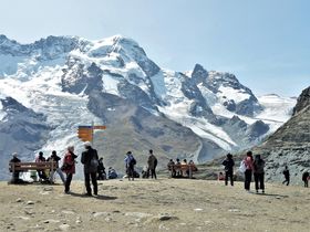 Turister vid Rotenboden; Klein Matterhorn långt i bakgrunden