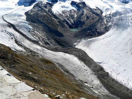 Gornerglaciären; obs vandringsleden ner till glaciärkanten; obs vita prickar till höger ovanför sjön......