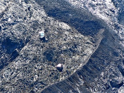 ....de vita prickarna= bergshuset för forskare och glaciärvandrare