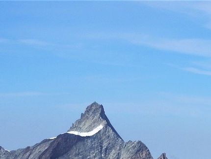 Matterhorn th och Dent d'Hérens 4174 möh (också på gränsen mellan Schweiz och Italien)