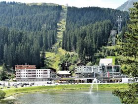 Stationen med bla gondolbanan till Weisshorn till höger