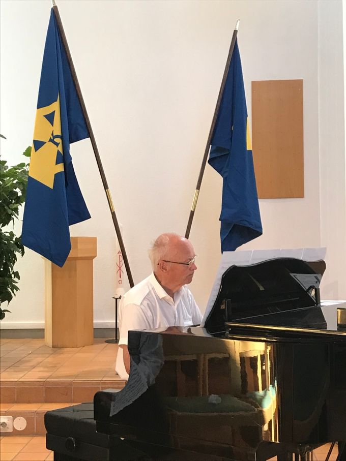 Lars Boström ackompanjerade solisterna i Lötenkyrkan under öppningsceremonin