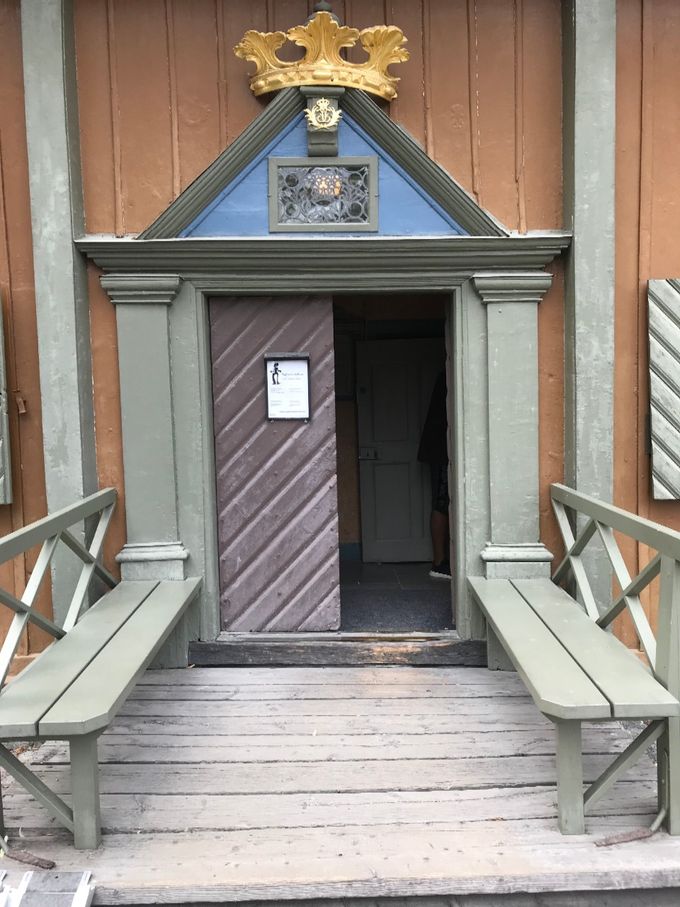 Entrén till Sigtuna gamla rådhus. Sveriges minsta.