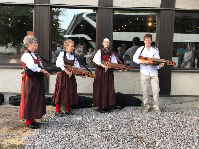 Nyckelharpsmusik mötte deltagarna vid återkomsten från utflykterna till Domkyrkan och Sigtuna