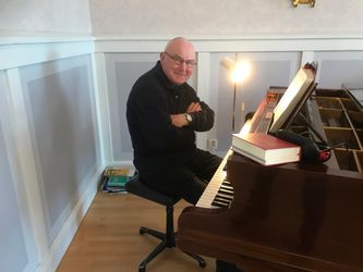 Carl-Gösta Skjöldebrand spelade till psalmsången under stiftskonventet 