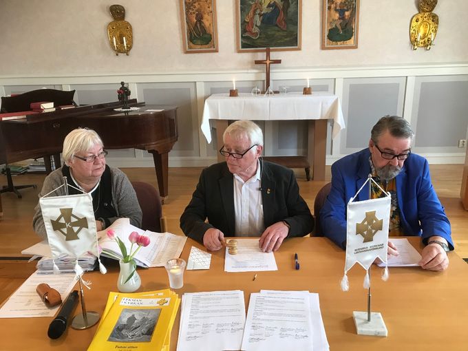 Konventsförhandlingarna leddes av Åke Löfstrand. Här flankerad av sekreteraren för mötet Margareta Johansson och avgående ordföranden för Uppsala stifts lekmannaförbund Roger Karlsson.