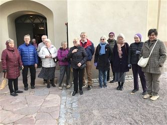 Några av deltagarna utanför Trefaldighetskyrkan
