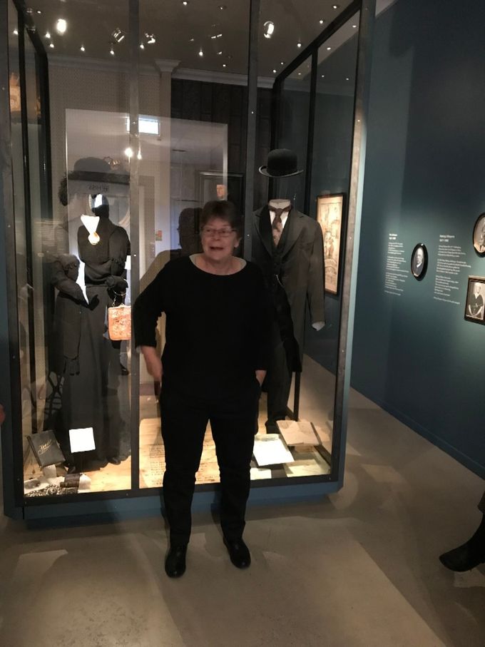 Museipedagog Ann Nilsén berättar om Hedvig Ulfsparres textilsamling och hemslöjdsrörelsens framväxt.