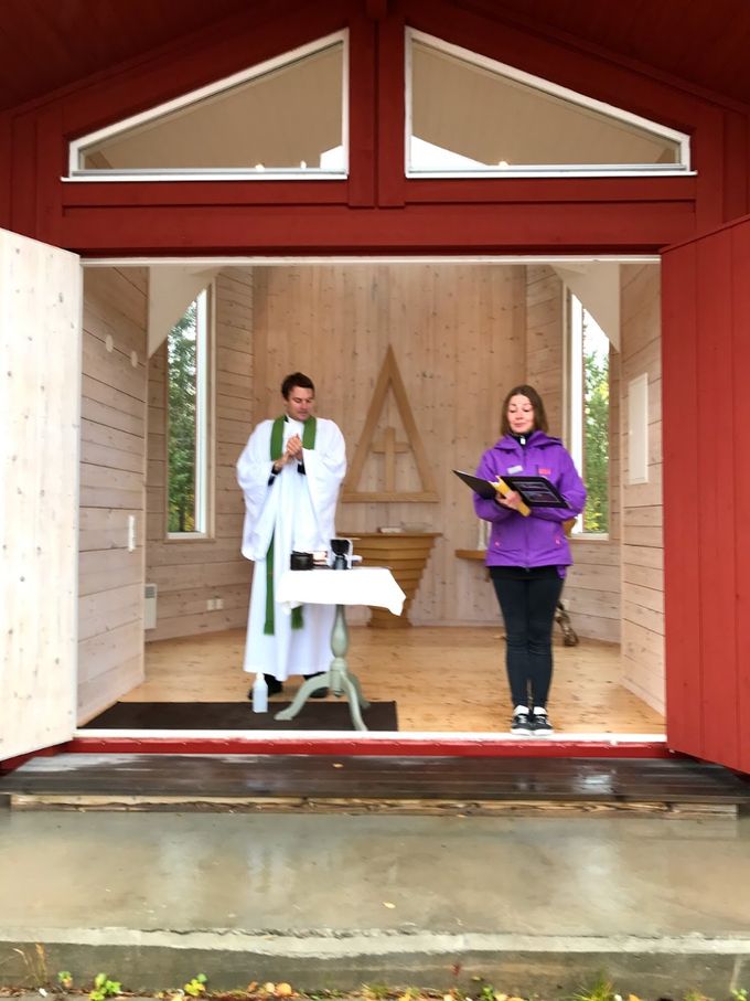 Kyrkoherde Fredrik Unger och kyrkvärden Anna Söderlund hälsar välkomna.