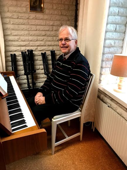 Kyrkomusiker Charles Liljedahl spelade Glädjens Herre innan lunchen.