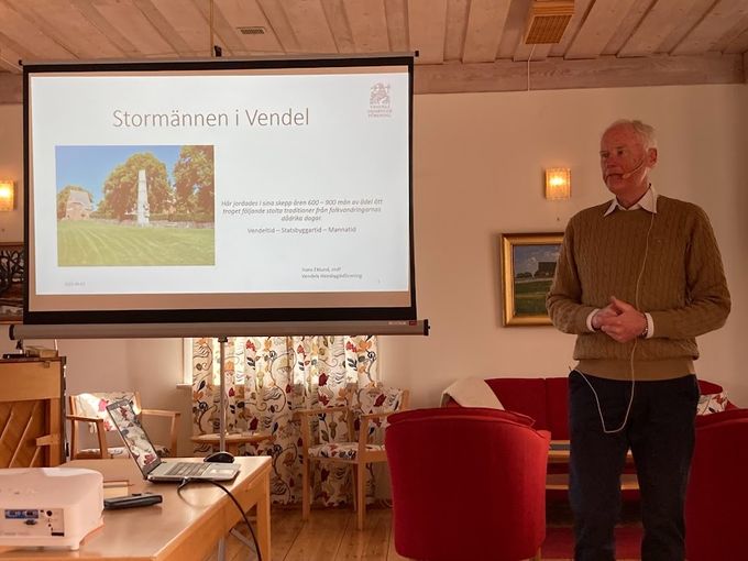 Hembygdsföreningens ordförande Hans Eklund berättar om  fynden av båtgravar intill kyrkogården till Vendels kyrka som arkeologer tror var gravar för rika stormän.
Vendel låg strategiskt belägen för att fungera som omlastningsplats sjövägen för varor både från norr och söder. 