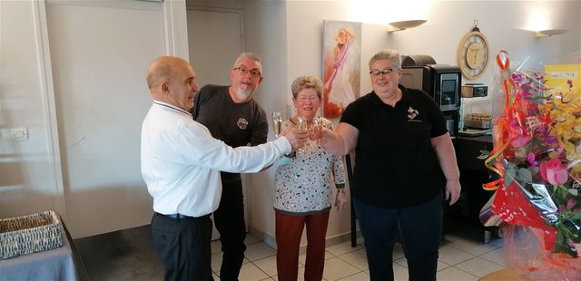 Passation de pouvoir dans la bonne humeur, le respect et l'émotion