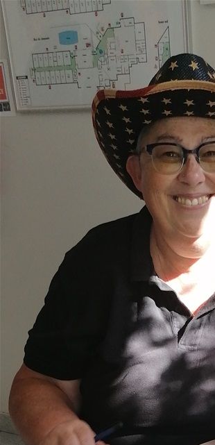 La secrétaire veille à l'enregistrement des convives