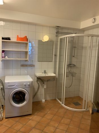 Tvätt och dusch i stora badrummet
