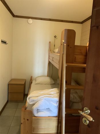 140cm säng + överslaf i minsta sovrummet