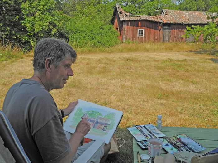 Den gamla ladan har varit föremål för många konstnärers intresse. Här Anders Hedenströms; längre ned Helena Gräslunds från 1980-talet och överst Susanne Åkessons. 