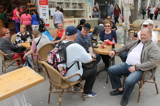 Paluumatkalla pysähdys Jaffa kadulla kahvilassa.