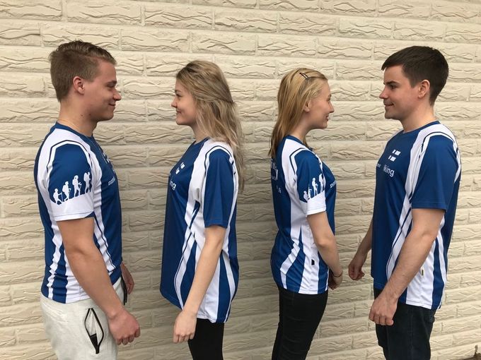 Kuvissa koot vasemmalta M, XXL, S ja XXL. Kuten kuvista näkyy, paita on ryhdikäs myös XXL koossa.