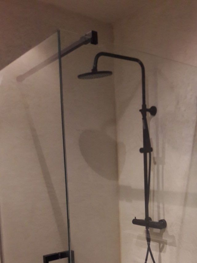 Stuc Stoopen en Meeus badkamer naadloze afwerking als natuursteen, variant van Mortex