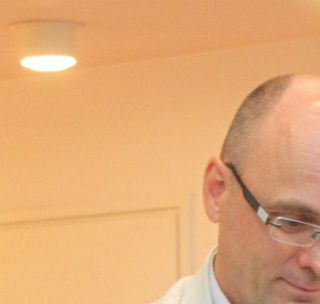 Teoksen otti vastaan Kuusamon kaupunginjohtaja Timo Halonen.