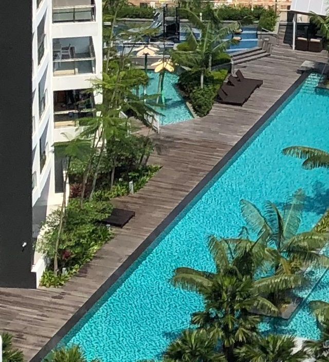 Oman piha-alueen uima-allas oli upea yllätys. Oli 50 metriä pitkä allas ja lasten allas ja poreallas ym. pihan aktiviteettia. Lomatunnelma on valmis. Ja ah, niin lämmintä.