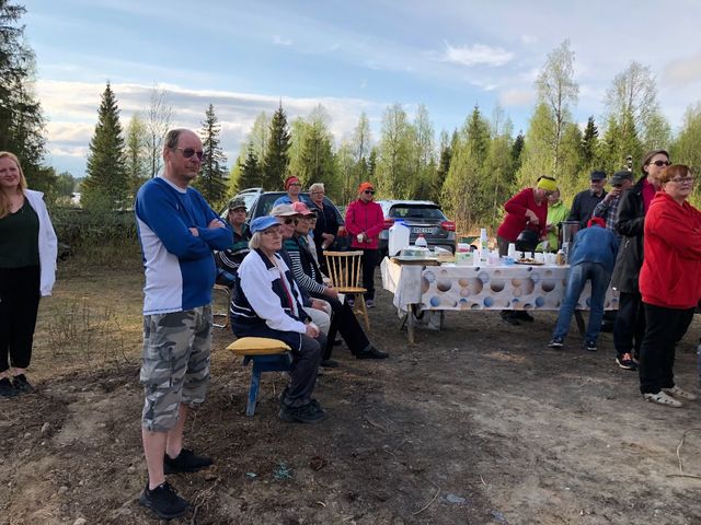 Torstai-iltana 17.5.2018 klo 19.00 kokoontui taideteoksen julkistustilaisuuteen lähes 60 henkilöä. Kaikkiaan koko päivän aikana yhteensä kävijöitä oli yli kuusikymmentä. Vanhoja liipantekijäitä oli paikalla Eino Hanhela, jonka isä toimi työnjohtajana liippatehtaalla Kansallispankin omistaessa tehtaan. Toinen liipantekijä läsnäolevista oli Eila Tenhunen, jonka isä Iisak Herman Viinikka oli Eemil Suoperän kanssa merkittävimmät kivisahurit.