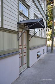 Välisuks Graniidi tänava pool