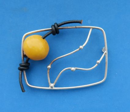 Sølvbroche m. Rav