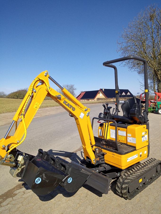 Kato-Imer HMI 12 VXE 
1.260 kg. minigraver.

Ved køb af denne minigraver medfølger en skovlpakke bestående af: 
- Tiltman
- Planer skovl 
- 3 graveskovle

Pris: 175.000,- excl. moms. 
For mere info se ned stående billeder eller kontakt:  Vig Maskinværksted tlf.: 59317189
