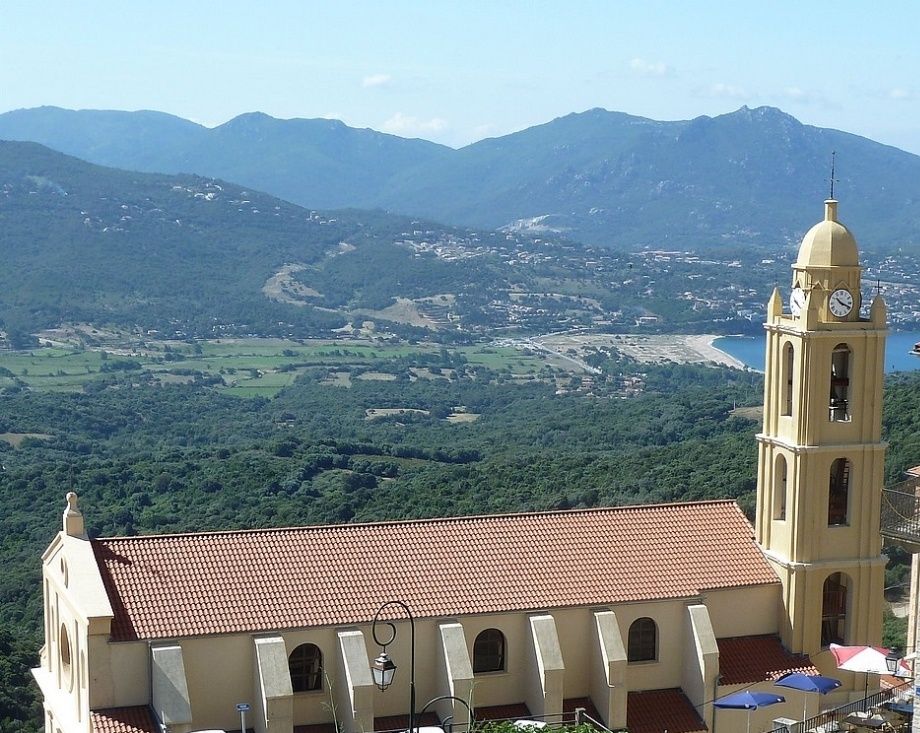 l'Eglise d'Olmeto Village et en contrebas  à environ 5 kms le Golfe du Valinco