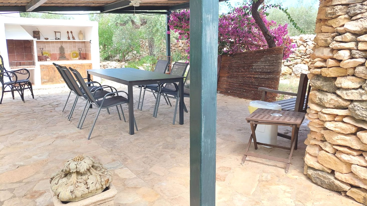 Terras met bbq keuken bij zwembad